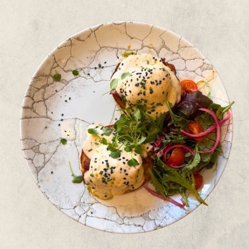Eggs benedict bacon